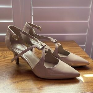 Bandolino nude bow pumps